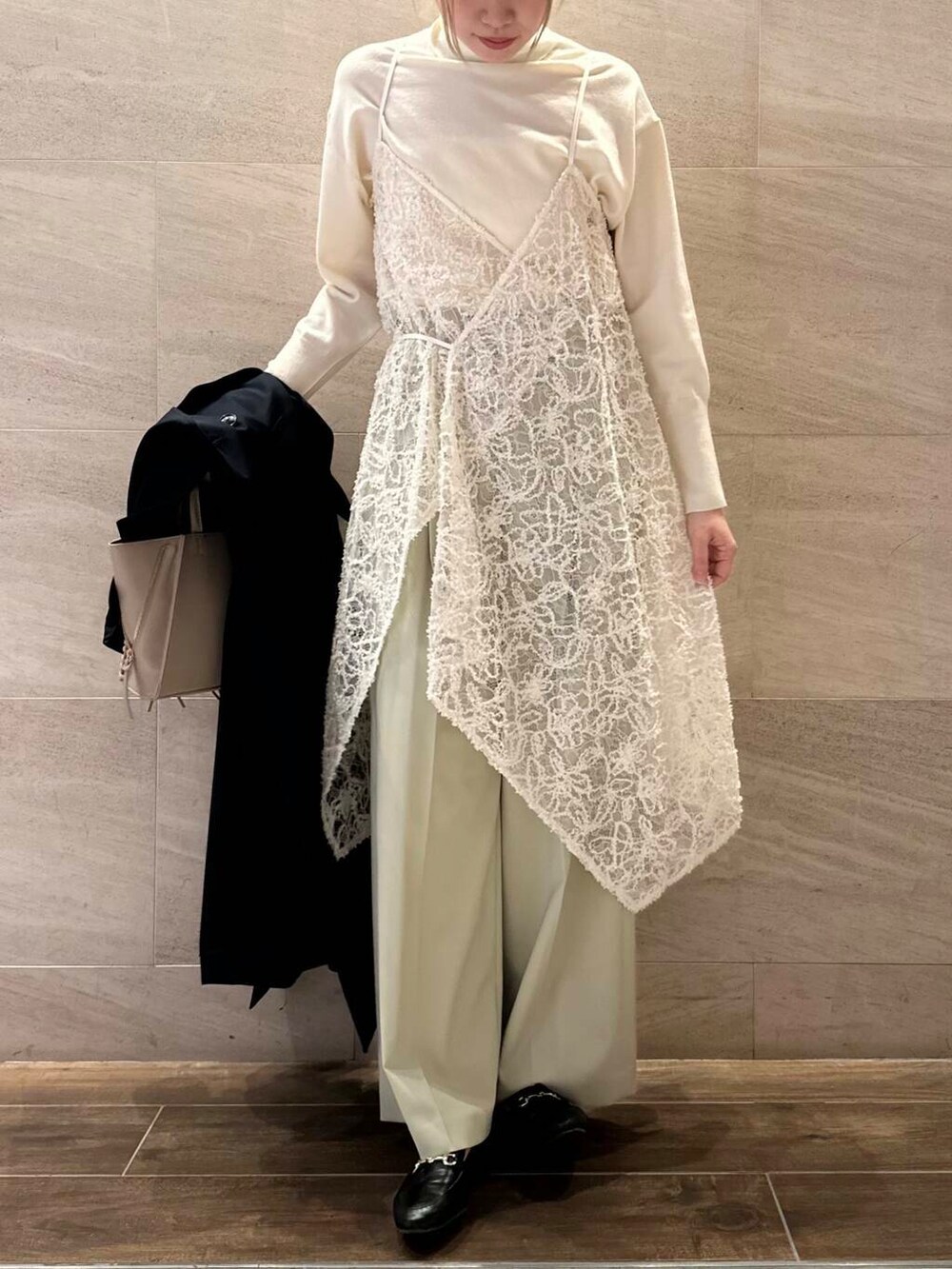 グリーン系のその他パンツ、ベージュ系のショルダーバッグ、ホワイト系のニット/セーターを着用したレディースの冬コーディネートの5枚目の写真