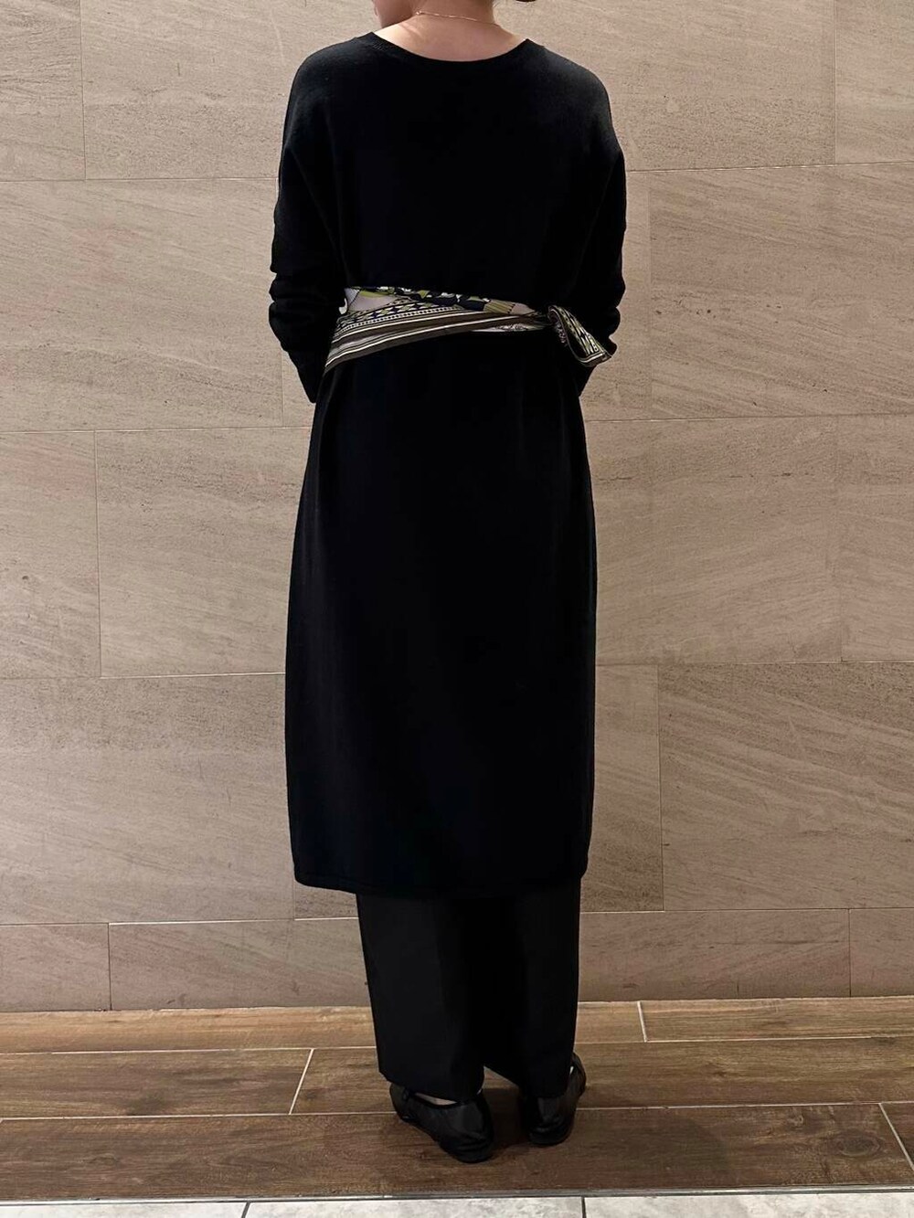 ブラック系のその他パンツ、ブルー系のワンピース、ブラック系のショルダーバッグを着用したレディースの秋コーディネートの6枚目の写真