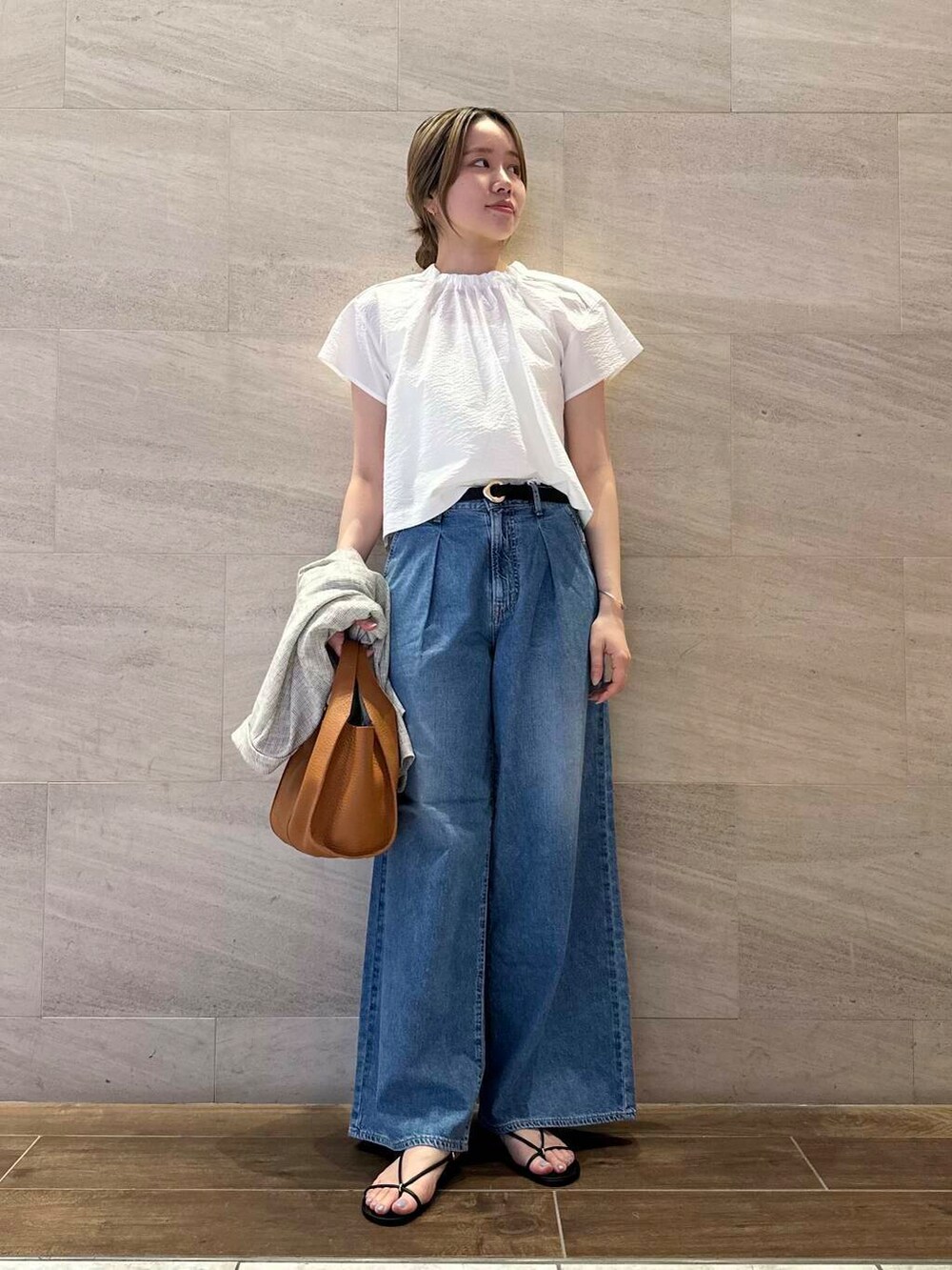 ブルー系のデニムパンツ、ホワイト系のシャツ/ブラウス、ホワイト系のその他アウターを着用したレディースの春コーディネートの2枚目の写真