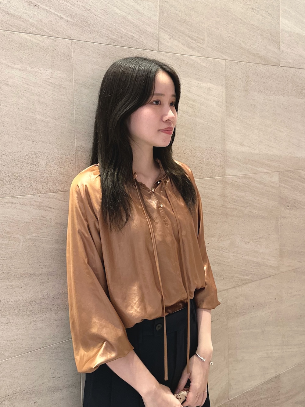 イエロー系のシャツ/ブラウス、ブルー系のその他パンツ、ブラウン系のショルダーバッグを着用したレディースの秋コーディネートの5枚目の写真