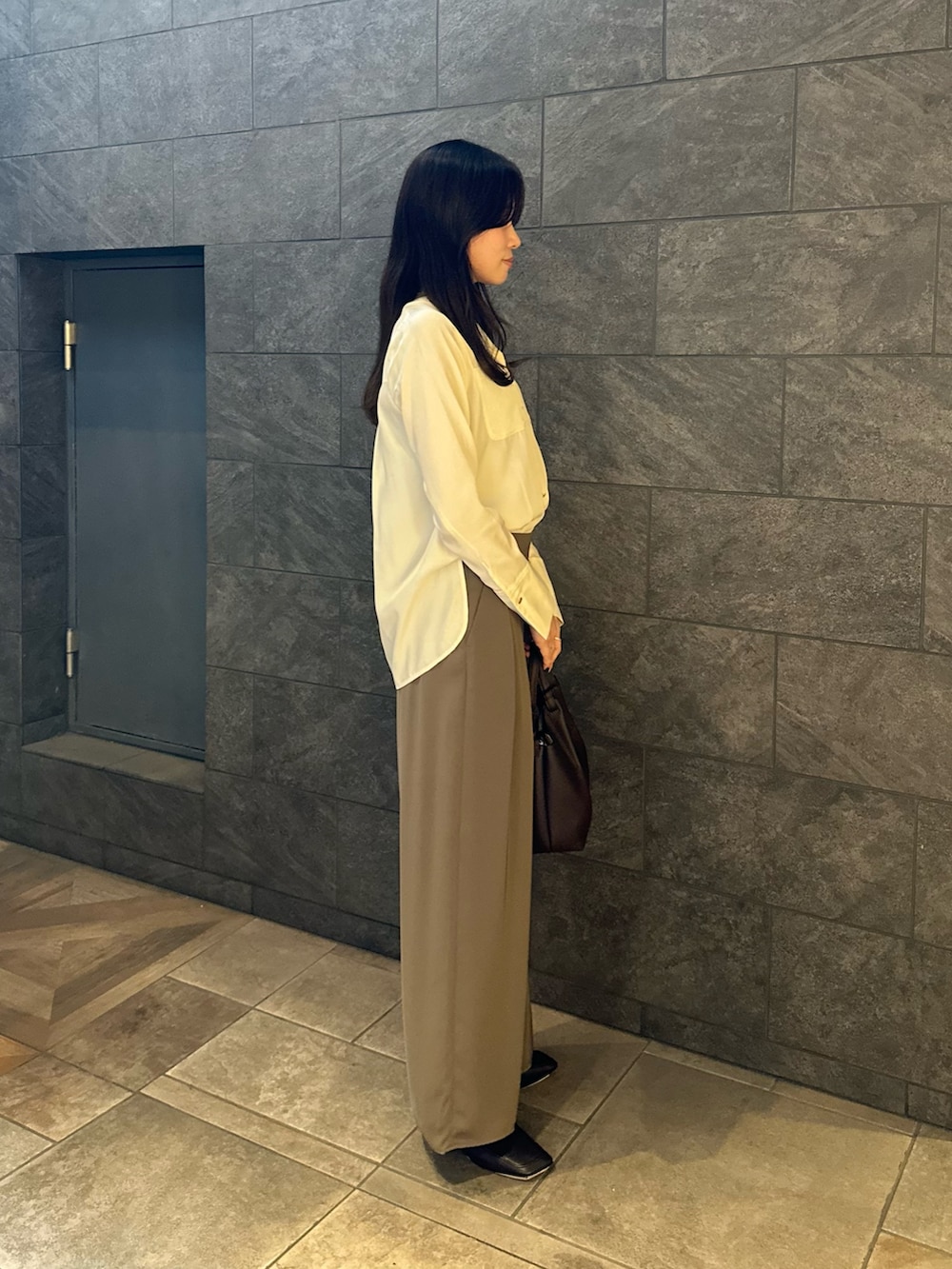 ホワイト系のシャツ/ブラウス、ブラウン系のその他パンツ、ベージュ系のその他アウターを着用したレディースの秋コーディネートの4枚目の写真