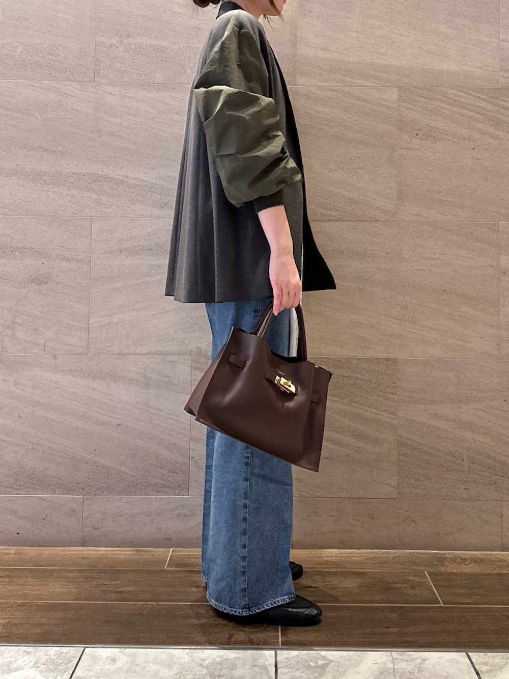 グレー系のその他アウター、ホワイト系のその他トップス、ブルー系のデニムパンツを着用したレディースの秋コーディネートの4枚目の写真