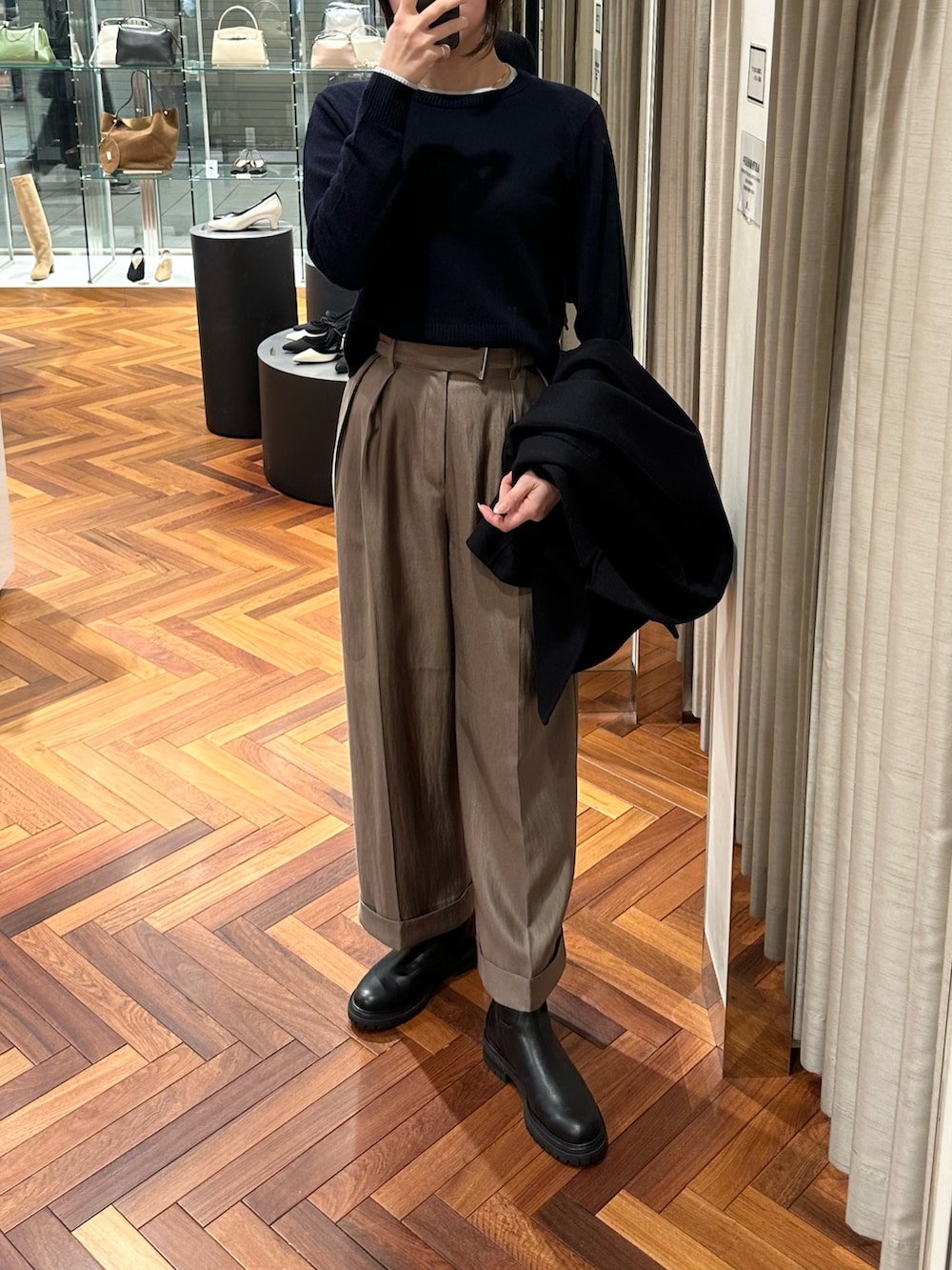 ブルー系のニット/セーター、ブラウン系のその他パンツ、ブルー系のその他アウターを着用したレディースの冬コーディネートの4枚目の写真