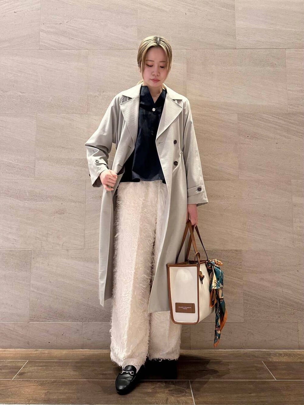 ホワイト系のその他パンツ、グリーン系のトレンチコート、ブルー系のシャツ/ブラウスを着用したレディースの春コーディネートの2枚目の写真