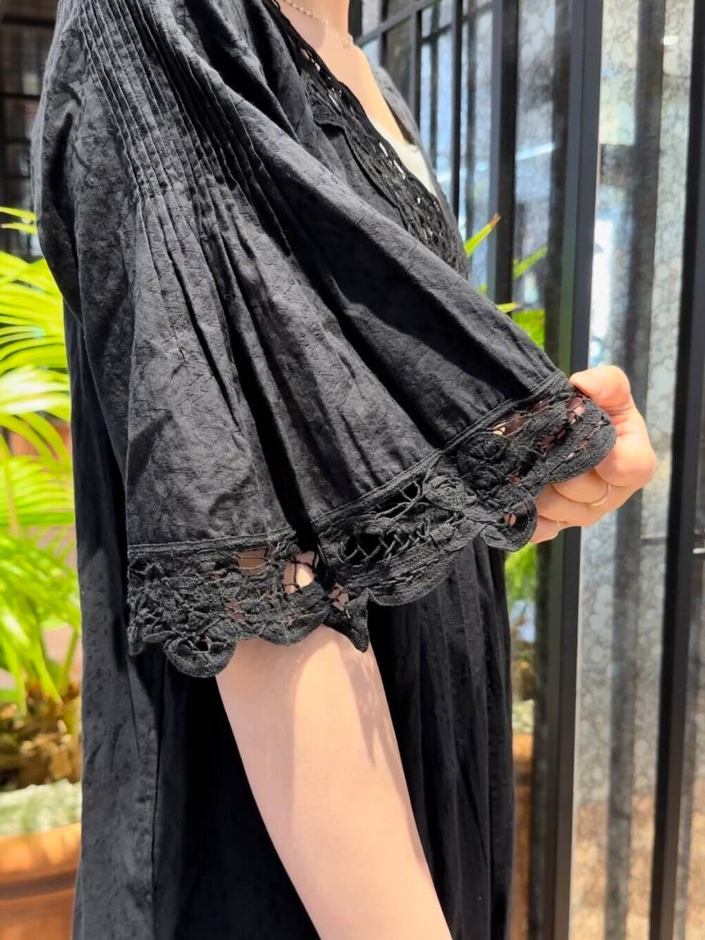 その他のトートバッグを着用したレディースの春コーディネートの4枚目の写真