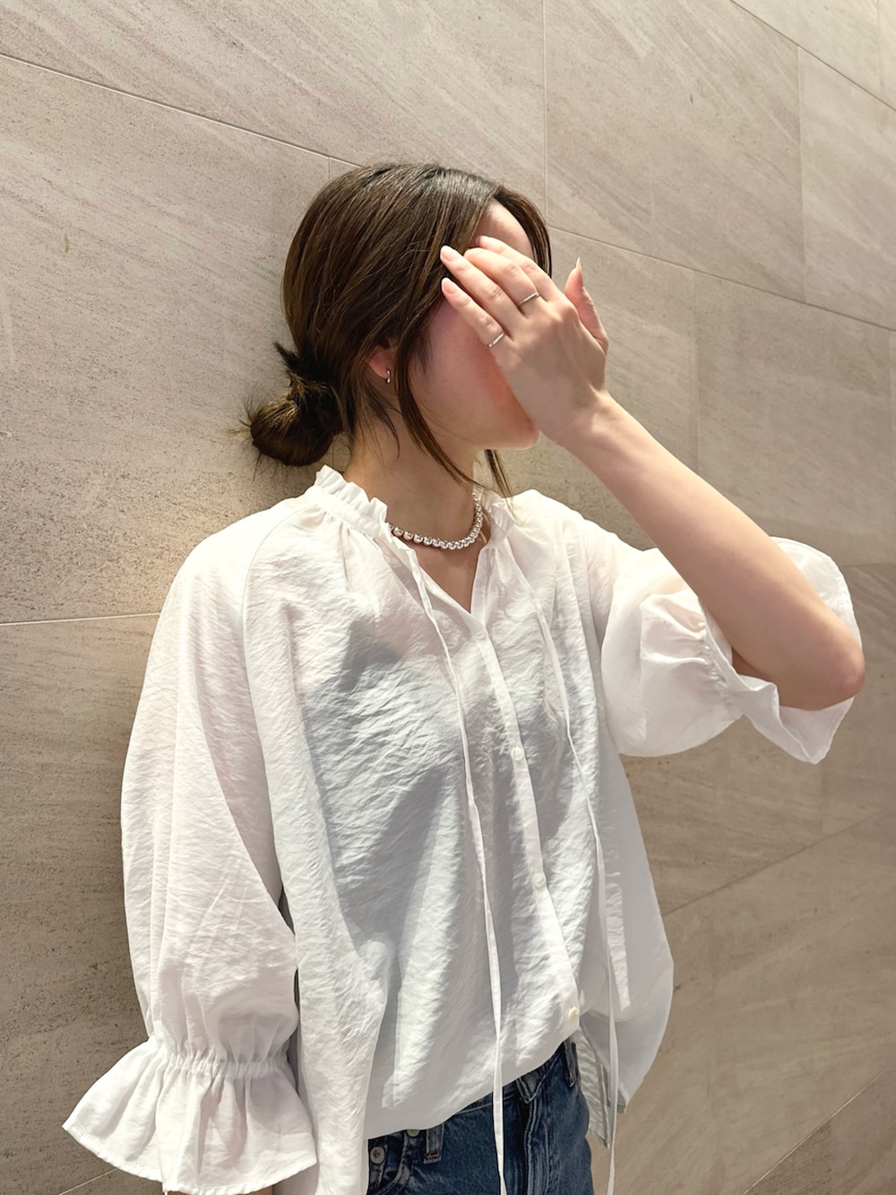 ホワイト系のシャツ/ブラウス、ブルー系のデニムパンツ、ブラウン系のトートバッグを着用したレディースの夏コーディネートの4枚目の写真