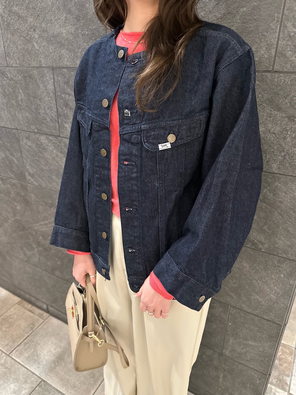 ブルー系のデニムジャケット、ベージュ系のその他パンツ、ピンク系のニット/セーターを着用したレディースの冬コーディネートの7枚目の写真