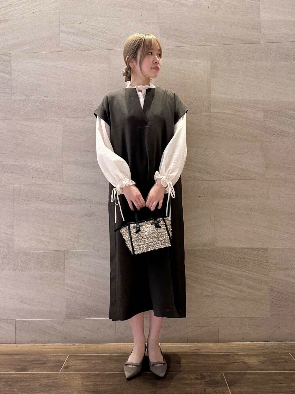 グレー系のパンプス、ホワイト系のシャツ/ブラウス、ブラウン系のワンピースを着用したレディースの秋コーディネートの3枚目の写真