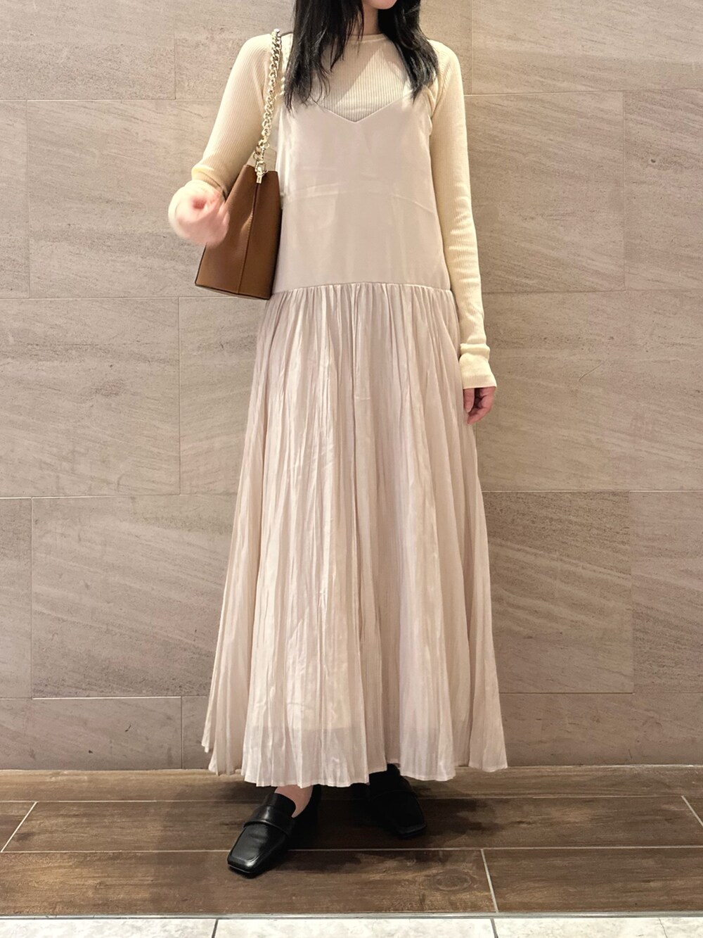 ホワイト系のニット/セーター、ブラウン系のショルダーバッグ、ブラック系のその他シューズを着用したレディースの秋コーディネートの5枚目の写真