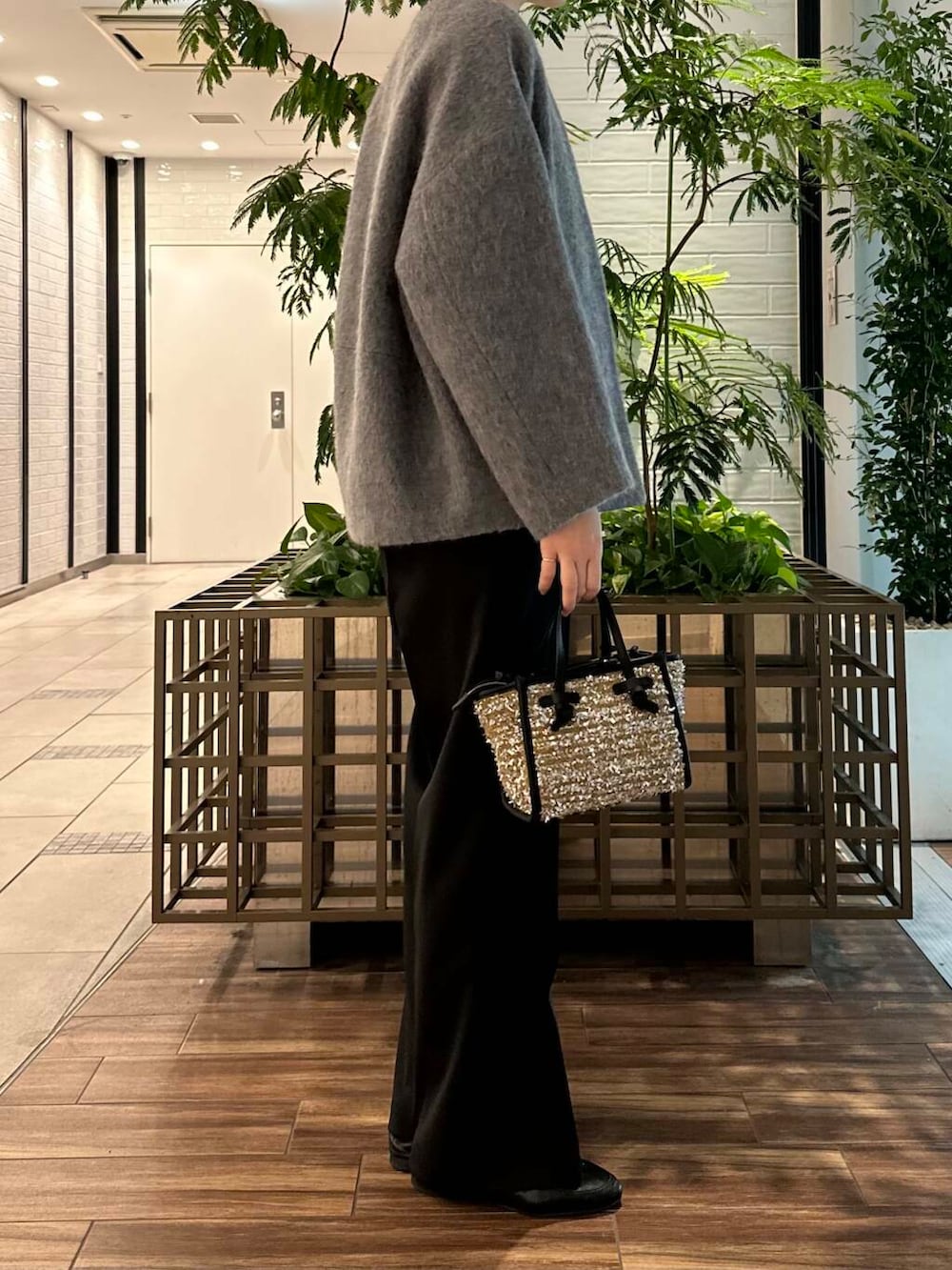 ブラック系のその他パンツ、ホワイト系のシャツ/ブラウス、グレー系のノーカラージャケットを着用したレディースの冬コーディネートの4枚目の写真