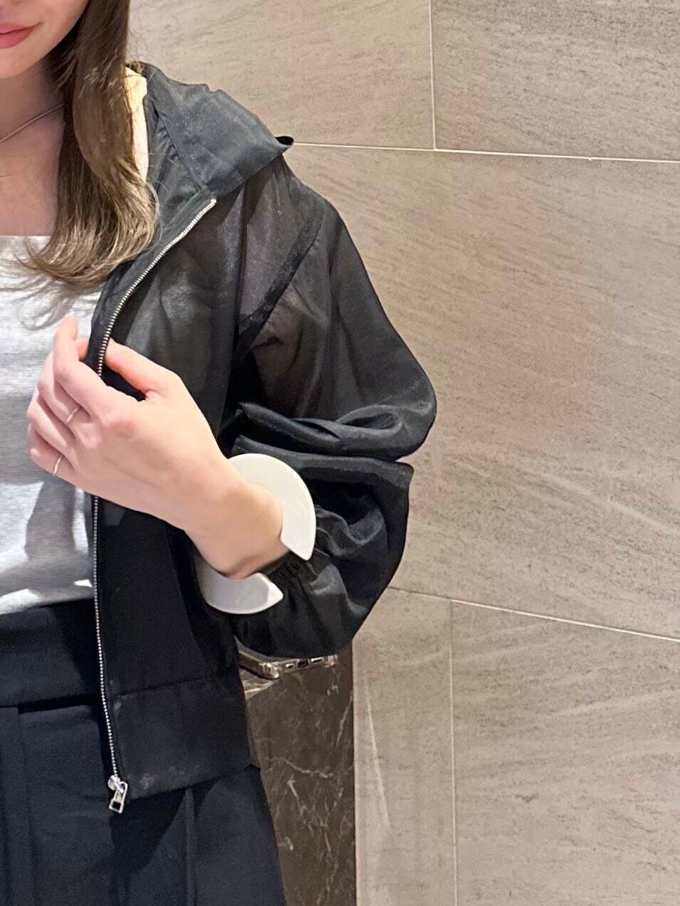 グレー系のキャミソール、ブラック系のその他パンツ、ブラック系のパンプスを着用したレディースの夏コーディネートの5枚目の写真