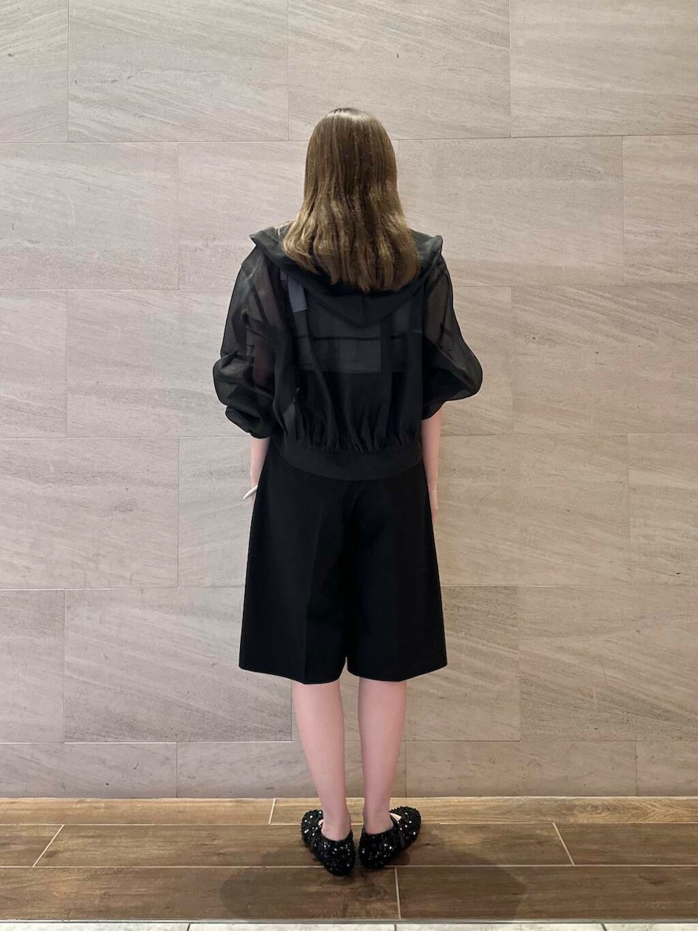 グレー系のキャミソール、ブラック系のその他パンツ、ブラック系のパンプスを着用したレディースの夏コーディネートの4枚目の写真