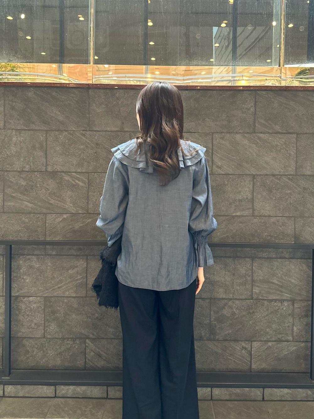 ブルー系のシャツ/ブラウス、ブラック系のその他パンツ、ブラック系のカーディガン/ボレロを着用したレディースの冬コーディネートの4枚目の写真