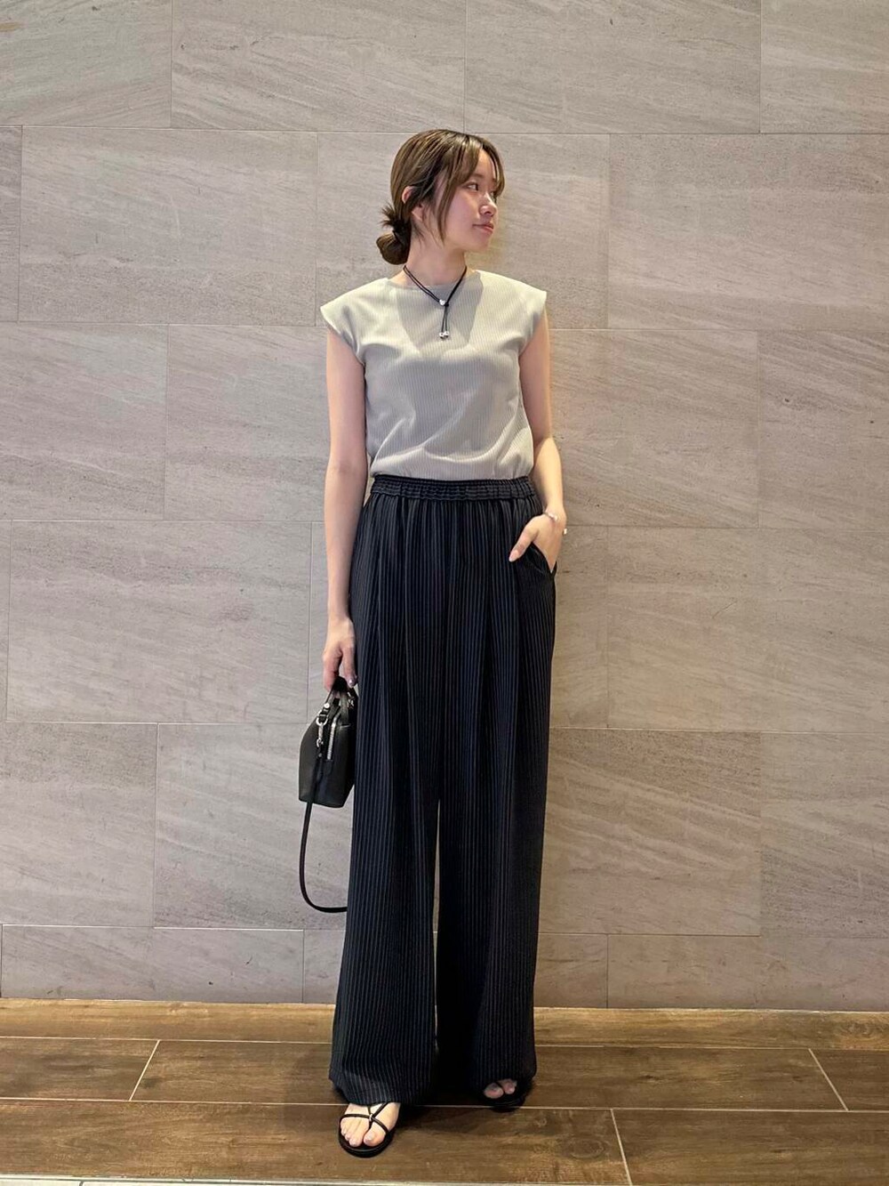 ベージュ系のTシャツ/カットソー、その他のその他パンツ、ブラック系のネックレスを着用したレディースの夏コーディネートの2枚目の写真