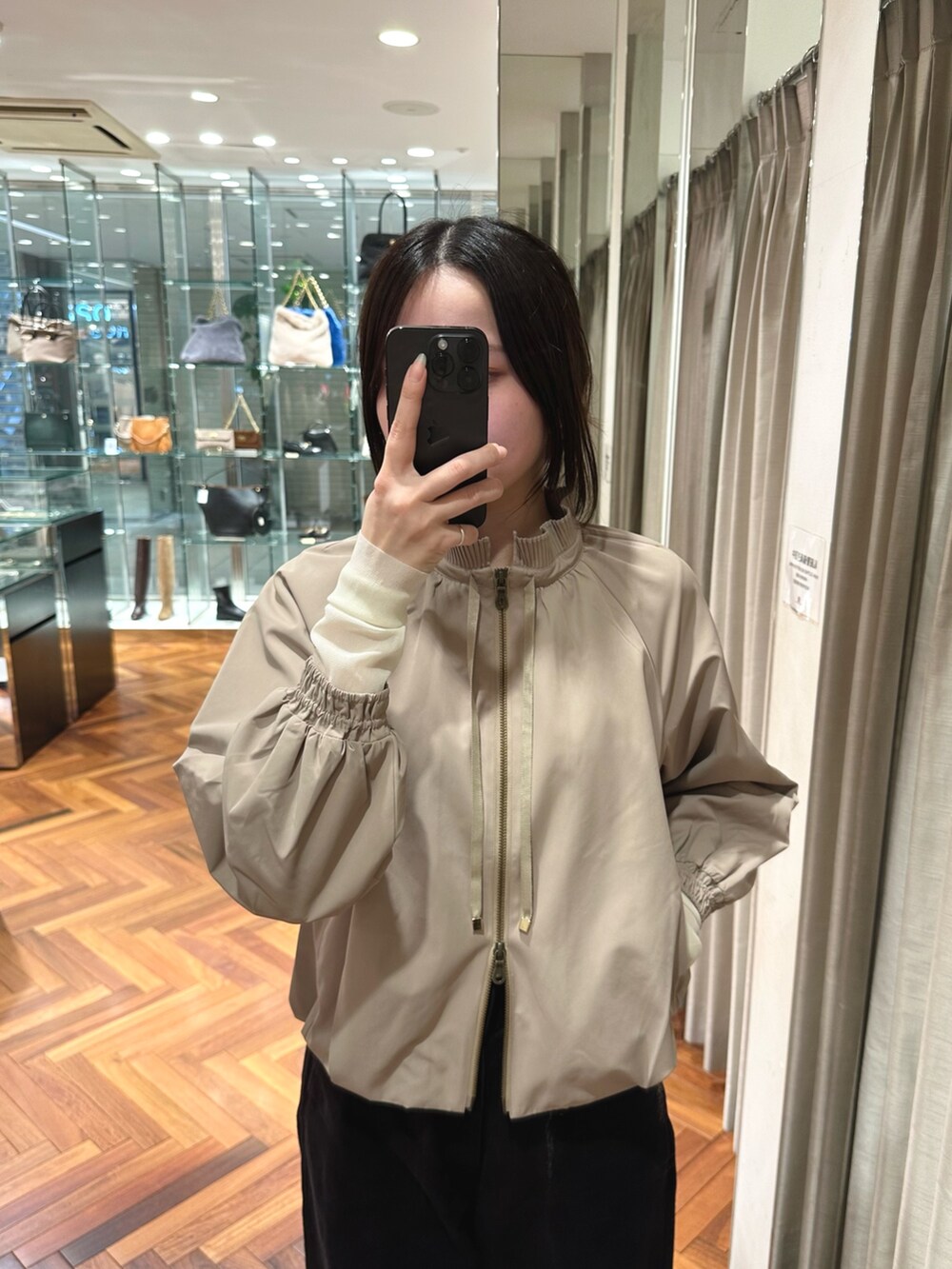 ベージュ系のブルゾン、グレー系のその他パンツ、ホワイト系のTシャツ/カットソーを着用したレディースの秋コーディネートの3枚目の写真