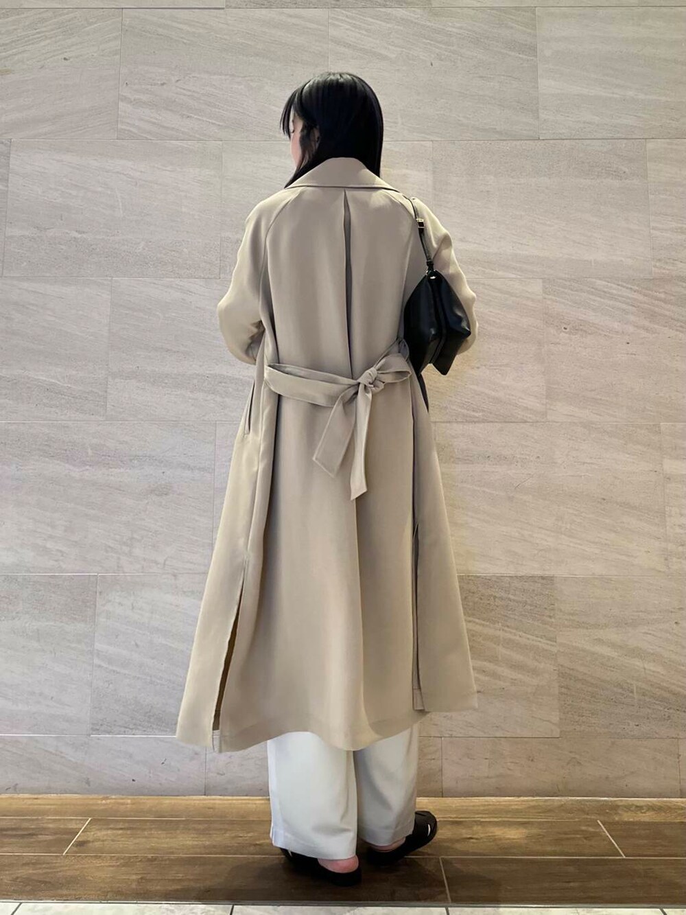 イエロー系のシャツ/ブラウス、ベージュ系のトレンチコート、ベージュ系のその他パンツを着用したレディースの春コーディネートの5枚目の写真