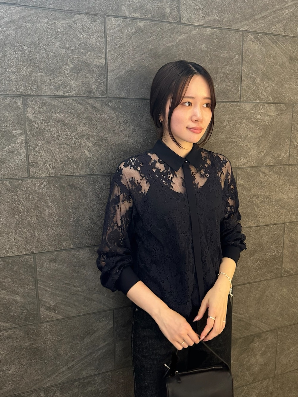 ブルー系のシャツ/ブラウス、ブラック系のデニムパンツ、ブラック系のその他シューズを着用したレディースの夏コーディネートの5枚目の写真