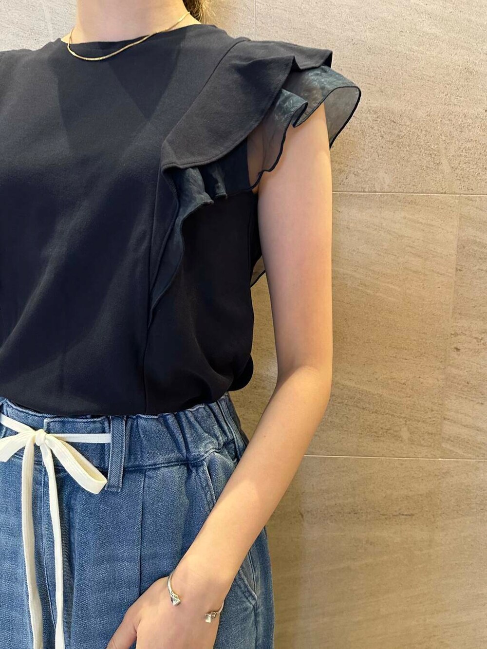 ブルー系のデニムパンツ、ブルー系のTシャツ/カットソーを着用したレディースの夏コーディネートの6枚目の写真