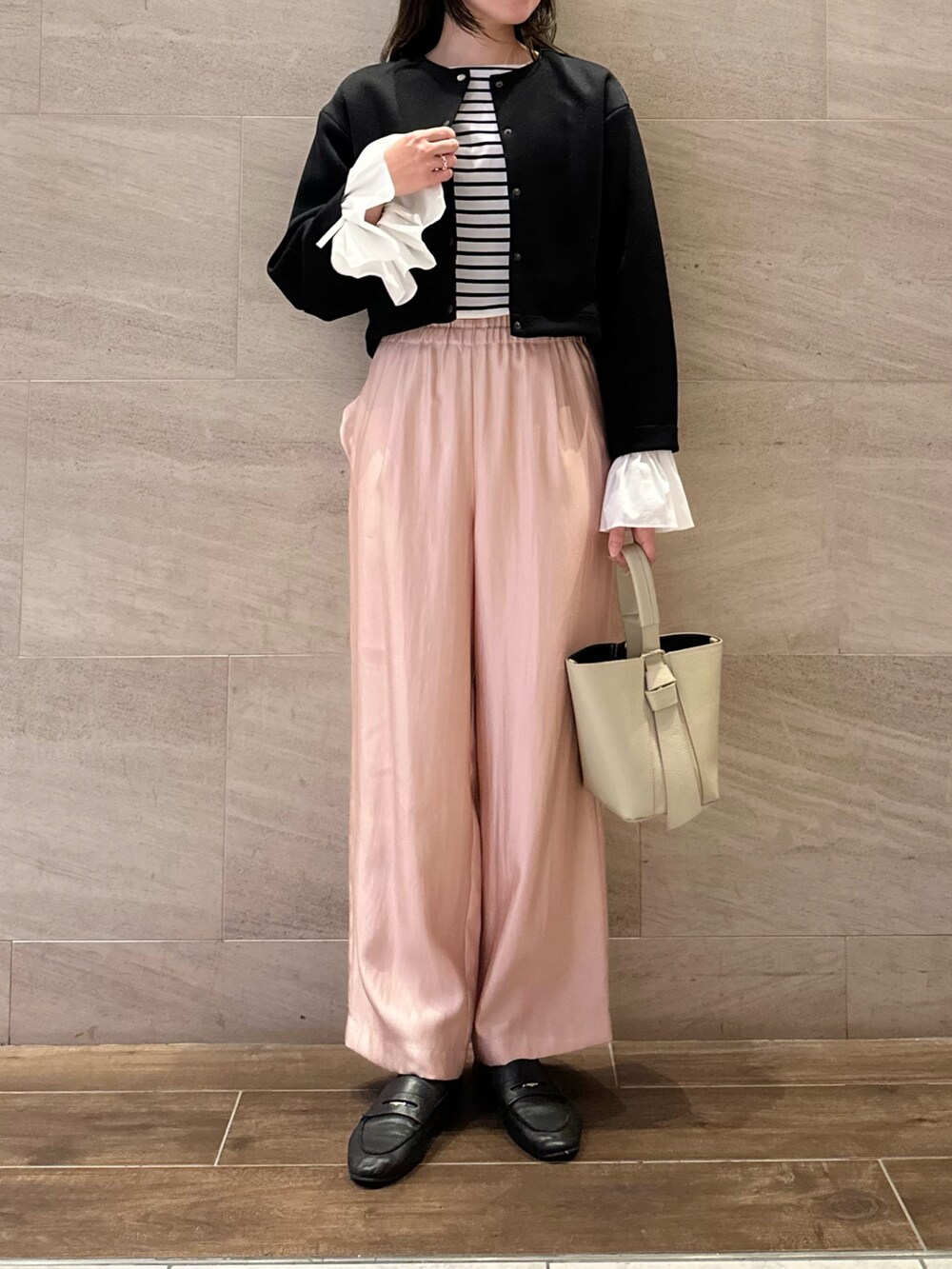 ホワイト系のTシャツ/カットソー、ピンク系のその他パンツ、ブラック系のその他トップスを着用したレディースの秋コーディネートの4枚目の写真