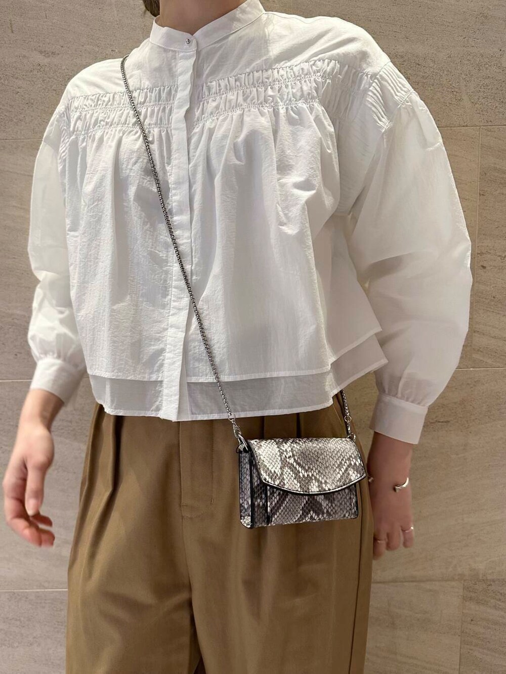 その他のショルダーバッグ、イエロー系のその他パンツ、ホワイト系のシャツ/ブラウスを着用したレディースの冬コーディネートの6枚目の写真