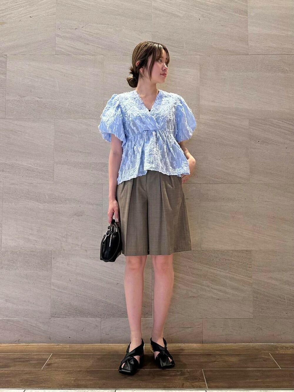 ブラウン系のその他パンツ、ブルー系のシャツ/ブラウスを着用したレディースの夏コーディネートの2枚目の写真