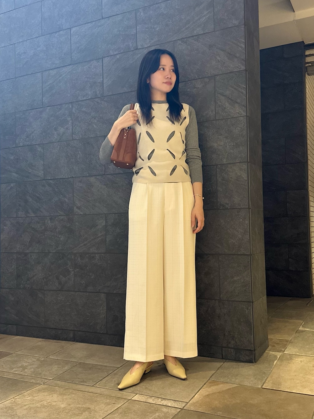 グレー系のニット/セーター、グレー系のニット/セーター、ホワイト系のその他パンツを着用したレディースの秋コーディネートの2枚目の写真