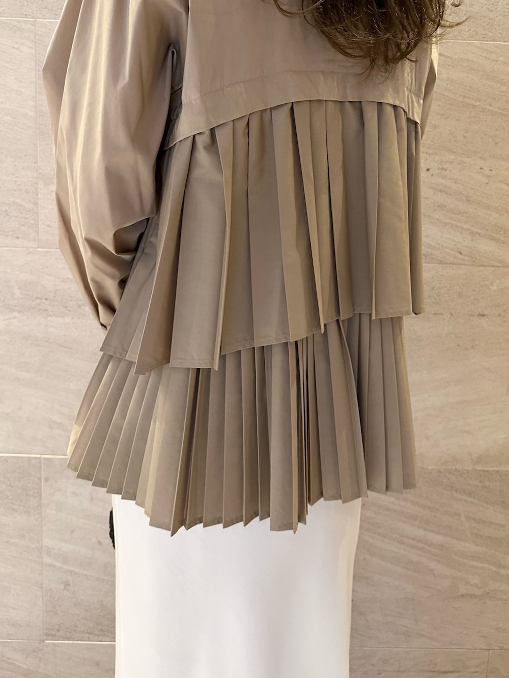 ベージュ系のシャツ/ブラウス、ホワイト系のスカート、ブラック系のトートバッグを着用したレディースの春コーディネートの5枚目の写真