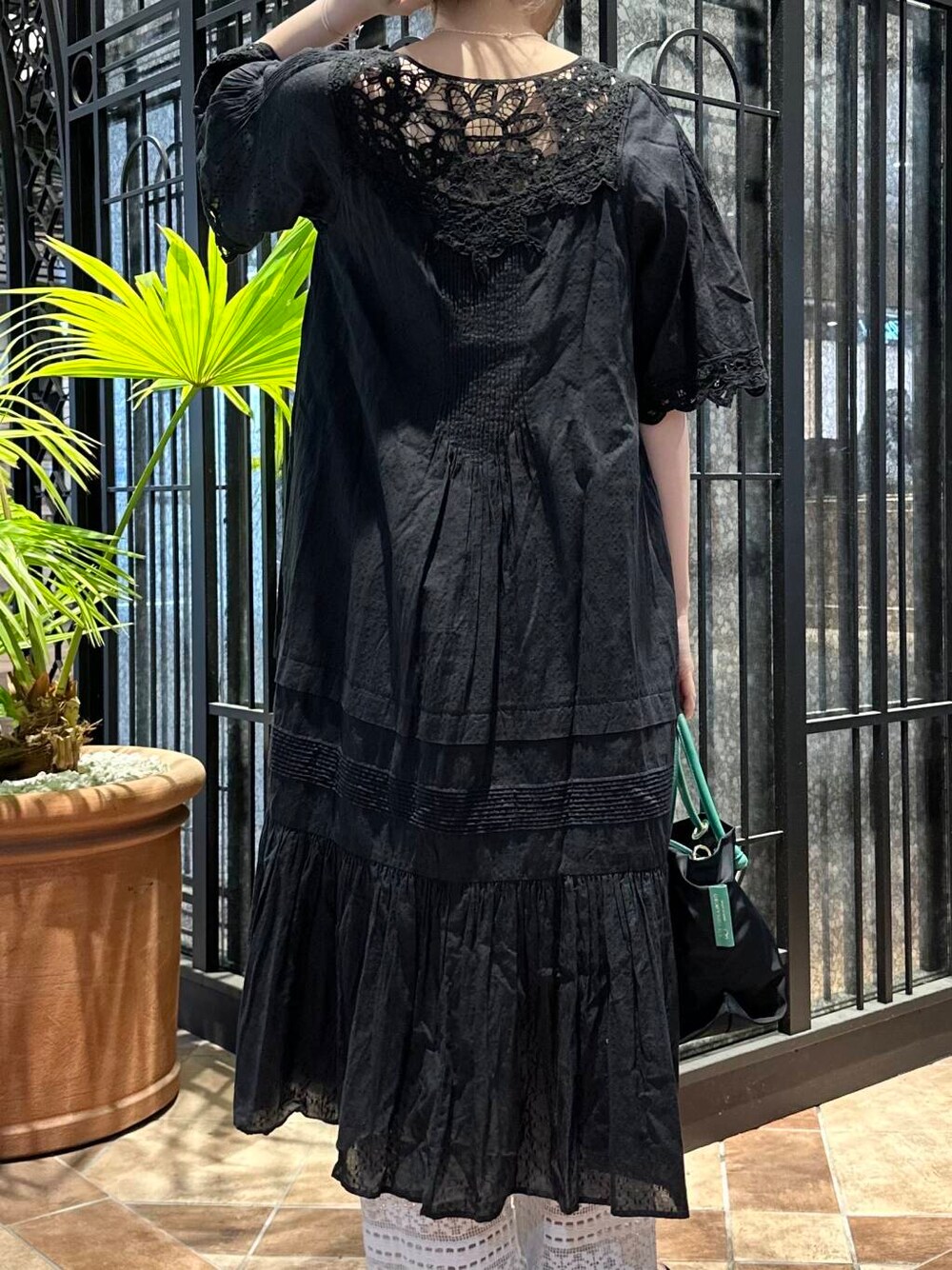 その他のトートバッグを着用したレディースの春コーディネートの3枚目の写真