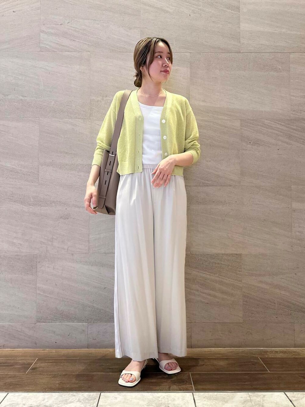 ベージュ系のその他パンツ、ホワイト系のサンダル、ベージュ系のトートバッグを着用したレディースの春コーディネートの2枚目の写真