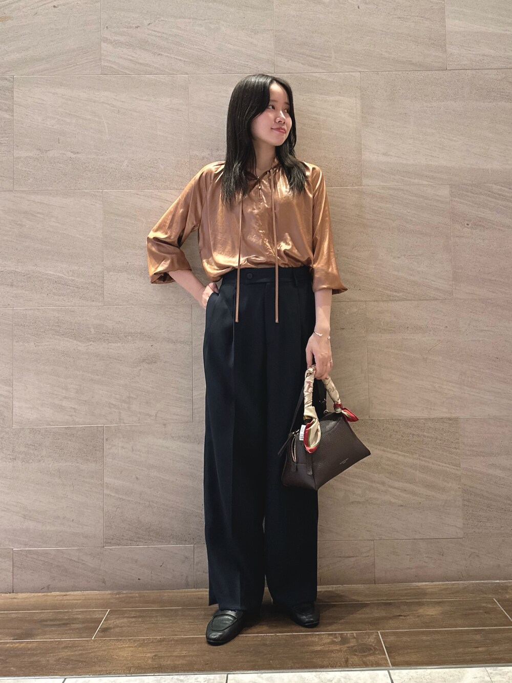 イエロー系のシャツ/ブラウス、ブルー系のその他パンツ、ブラウン系のショルダーバッグを着用したレディースの秋コーディネートの4枚目の写真