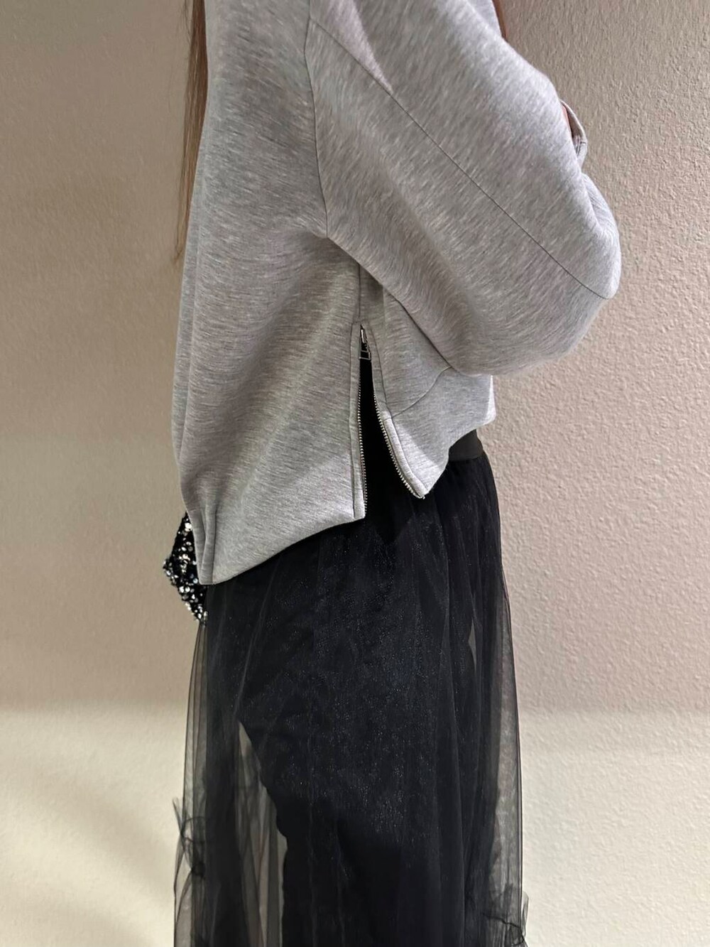 ブラック系のパンプス、シルバー系のショルダーバッグ、ブラック系のその他パンツを着用したレディースの秋コーディネートの5枚目の写真
