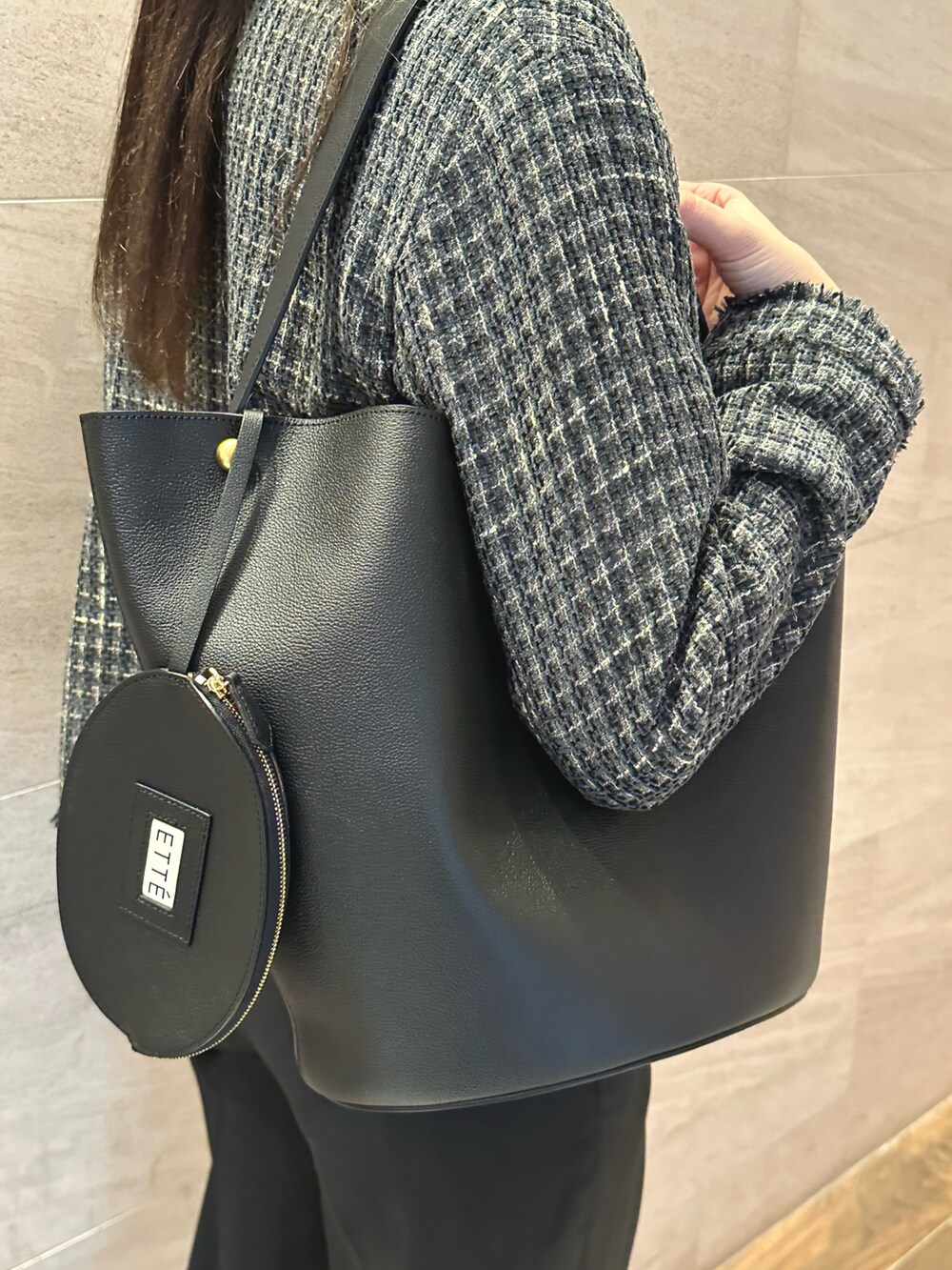 ブラック系のその他アウター、ホワイト系のシャツ/ブラウス、ブラック系のその他パンツを着用したレディースの秋コーディネートの3枚目の写真