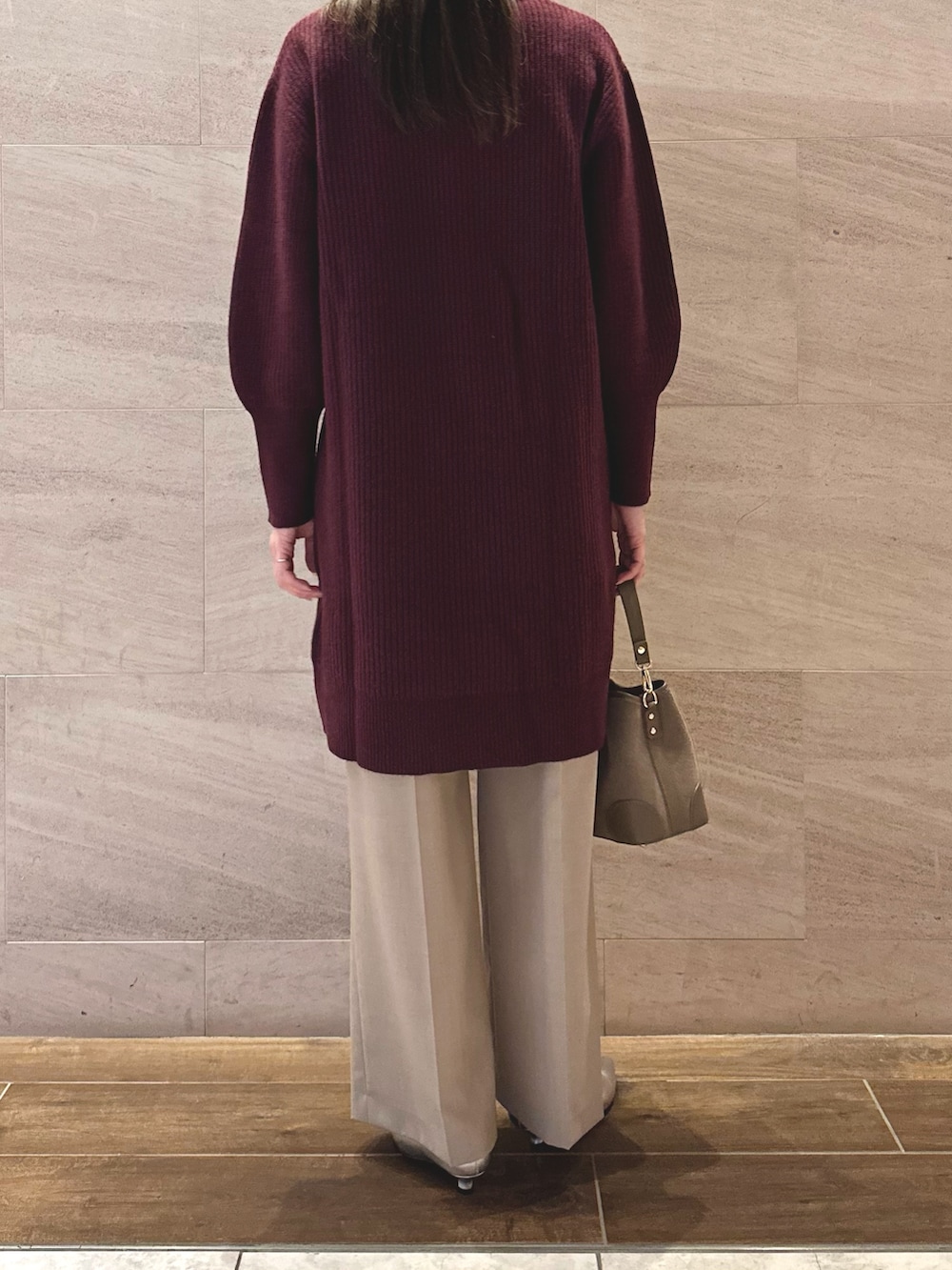 レッド系のワンピース、ベージュ系のその他パンツ、シルバー系のパンプスを着用したレディースの秋コーディネートの4枚目の写真