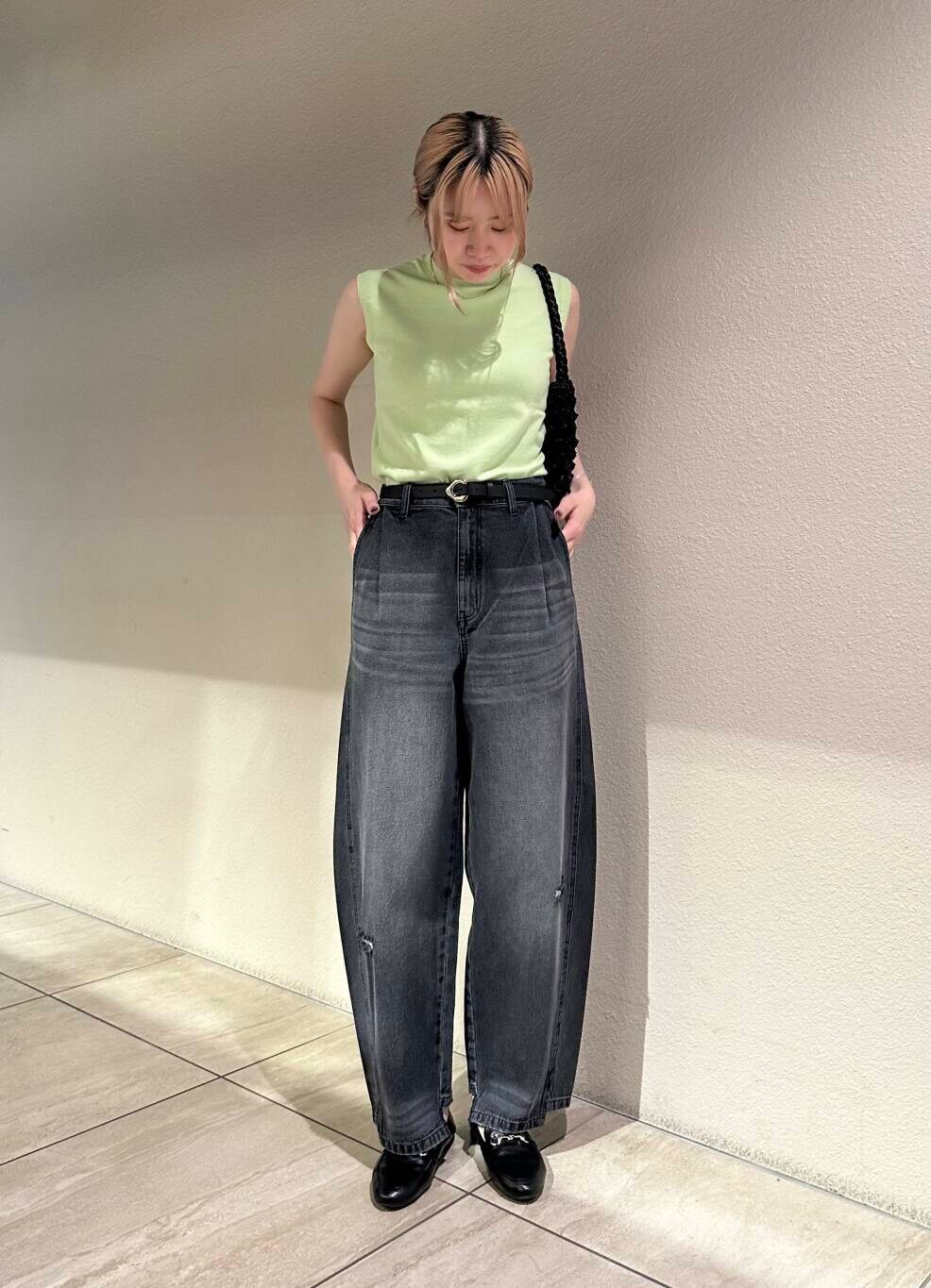 ブラック系のローファー、グリーン系のニット/セーター、グレー系のデニムパンツを着用したレディースの夏コーディネートの3枚目の写真