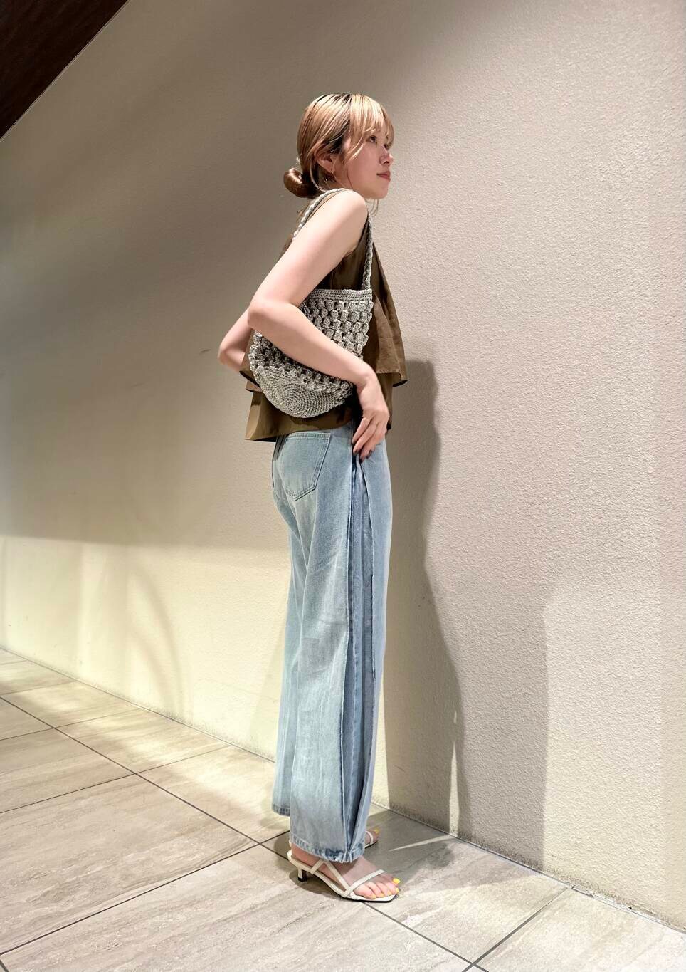 ホワイト系のサンダル、ブラウン系のシャツ/ブラウス、ブルー系のデニムパンツを着用したレディースの夏コーディネートの3枚目の写真