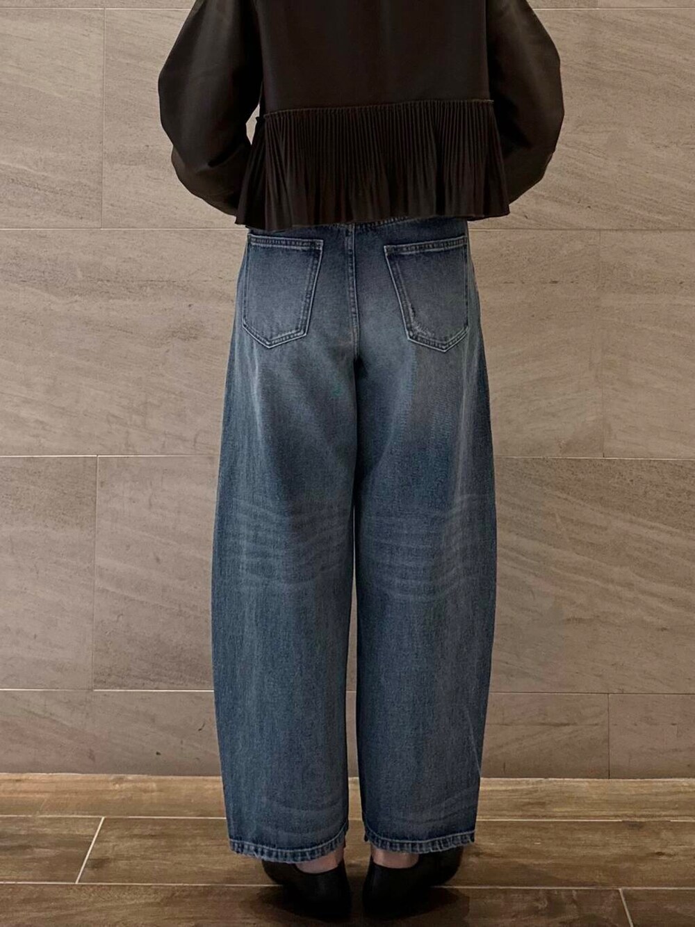 ブラック系のその他シューズ、ブルー系のデニムパンツ、ホワイト系のTシャツ/カットソーを着用したレディースの秋コーディネートの5枚目の写真