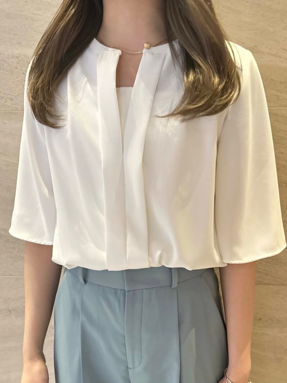 「スラックス、newarrival、オフィスカジュアル、ROSSO、オンオフ兼用、高身長、きれいめパンツ、セレモニー、新生活、骨格ウェーブ、イエベ春、最旬オフィスコーデ、ウェーブ×イエベ春、168cmコーデ、ウェーブ×高身長」｜「RODE SKOの『MADE IN JAPAN』3.5cmポインテッドパンプス（パンプス、ブラック系）」を使った、hikaruさん（レディース・168cm）の春コーディネートの5枚目の写真