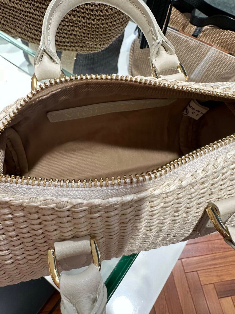 ホワイト系のサンダル、オレンジ系のワンピースを着用したレディースの春コーディネートの7枚目の写真