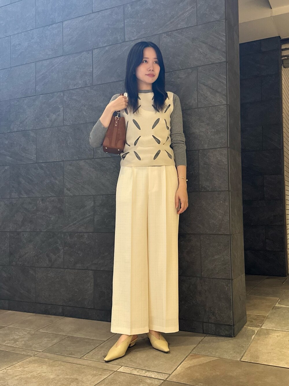 グレー系のニット/セーター、グレー系のニット/セーター、ホワイト系のその他パンツを着用したレディースの秋コーディネートの5枚目の写真