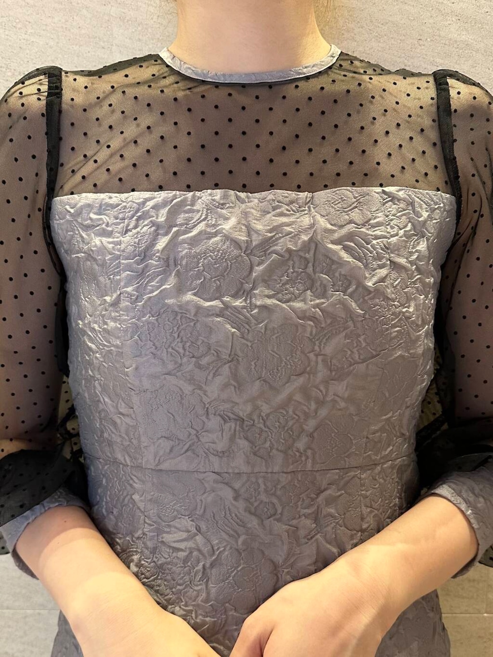 ブラック系のパンプス、ブラック系のハンドバッグ、グレー系のワンピースを着用したレディースの夏コーディネートの7枚目の写真