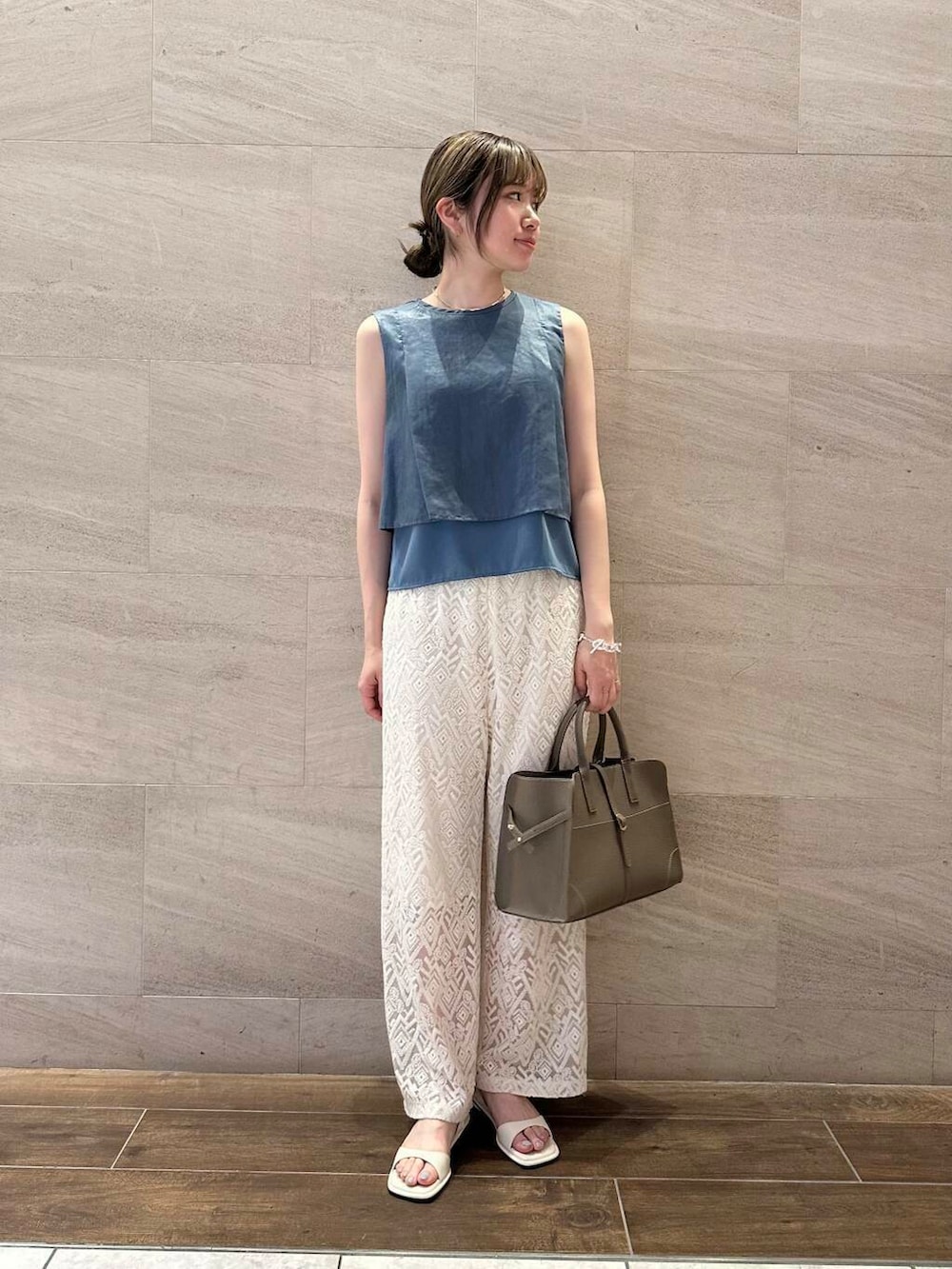 ホワイト系のサンダル、グレー系のトートバッグ、ホワイト系のその他パンツを着用したレディースの夏コーディネートの2枚目の写真
