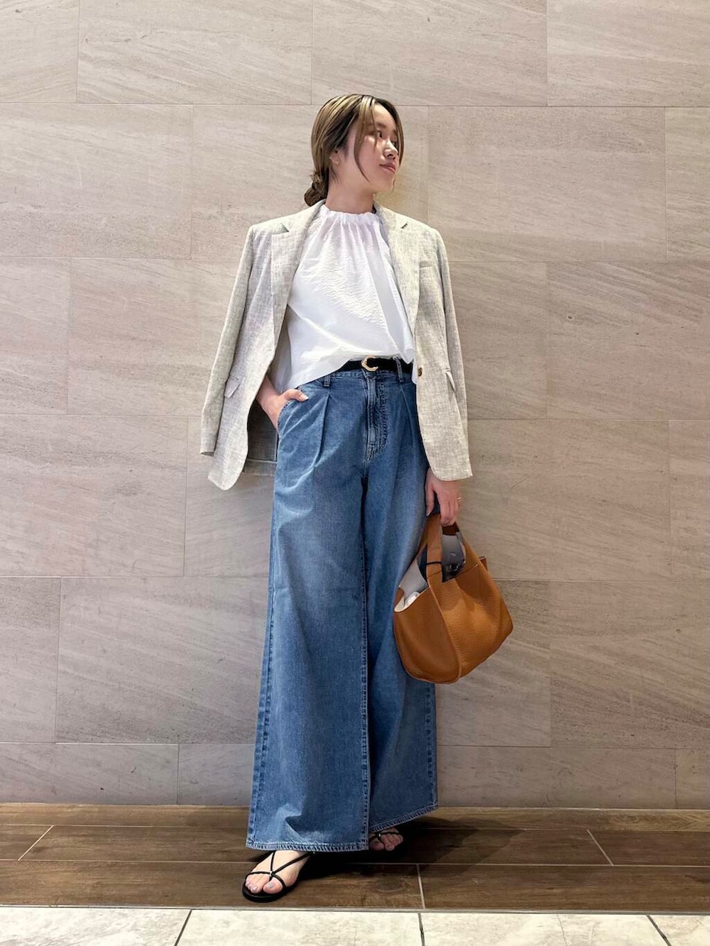 ブルー系のデニムパンツ、ホワイト系のシャツ/ブラウス、ホワイト系のその他アウターを着用したレディースの春コーディネートの4枚目の写真