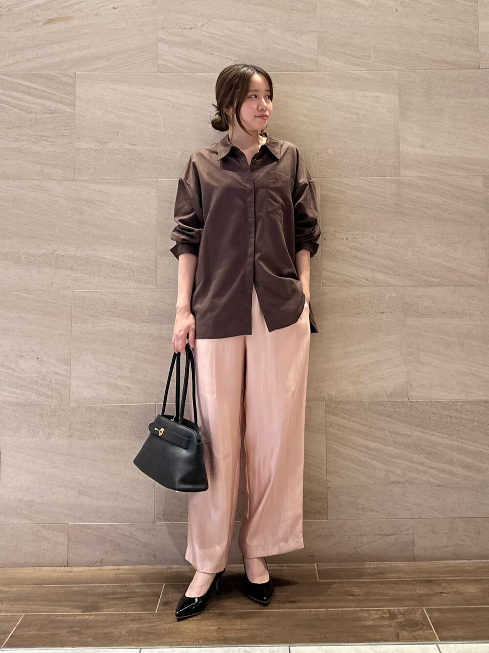 ブラウン系のシャツ/ブラウス、ピンク系のその他パンツ、ブラック系のパンプスを着用したレディースの夏コーディネートの2枚目の写真