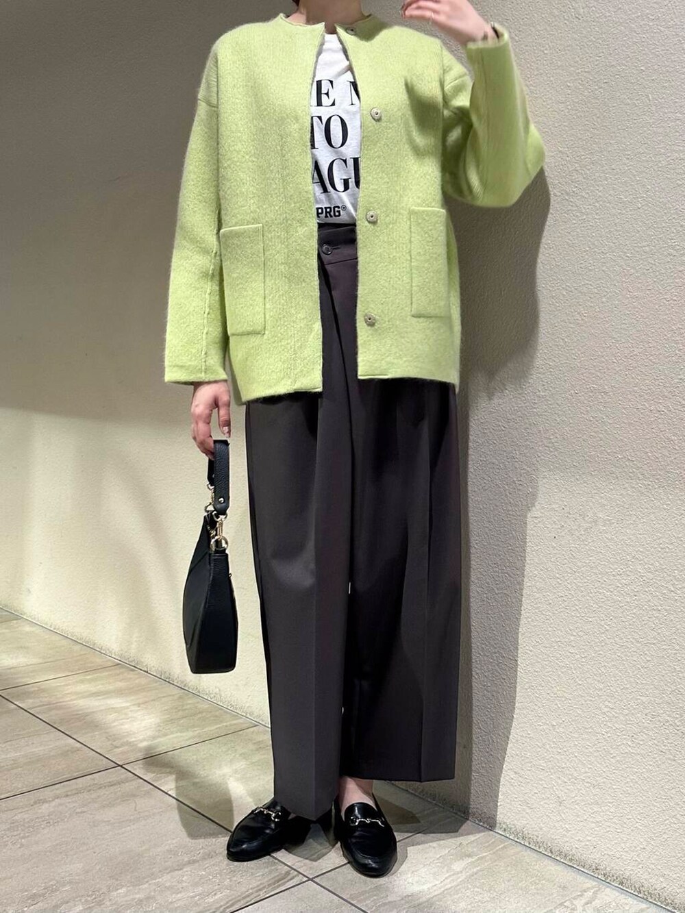 ブラック系のローファー、ホワイト系のTシャツ/カットソー、グレー系のその他パンツを着用したレディースの秋コーディネートの3枚目の写真