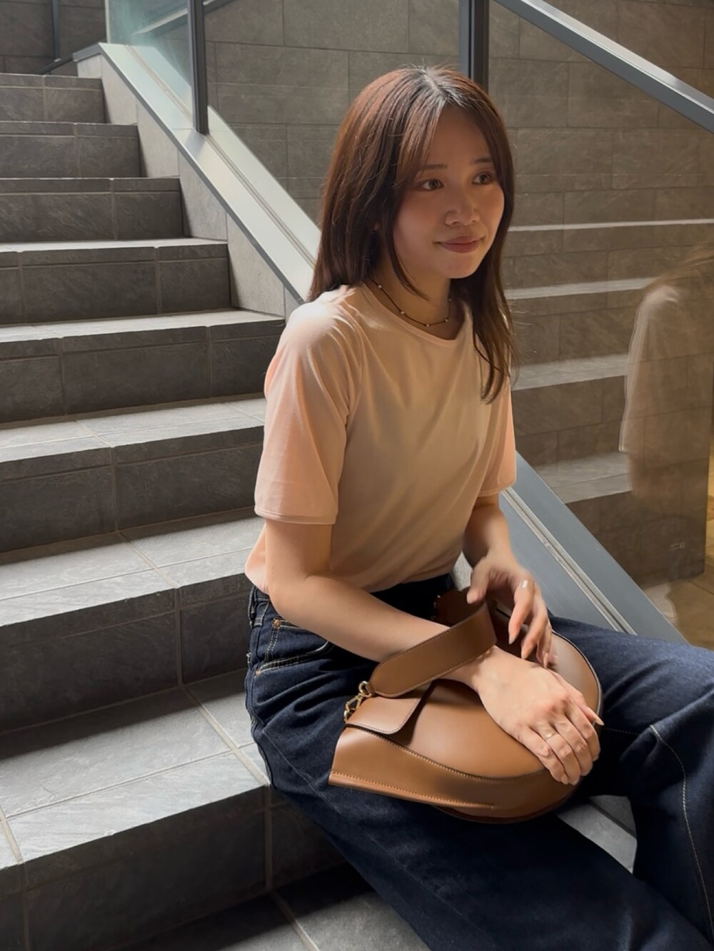 ピンク系のTシャツ/カットソー、ブラウン系のハンドバッグ、ブラック系のその他シューズを着用したレディースの夏コーディネートの4枚目の写真