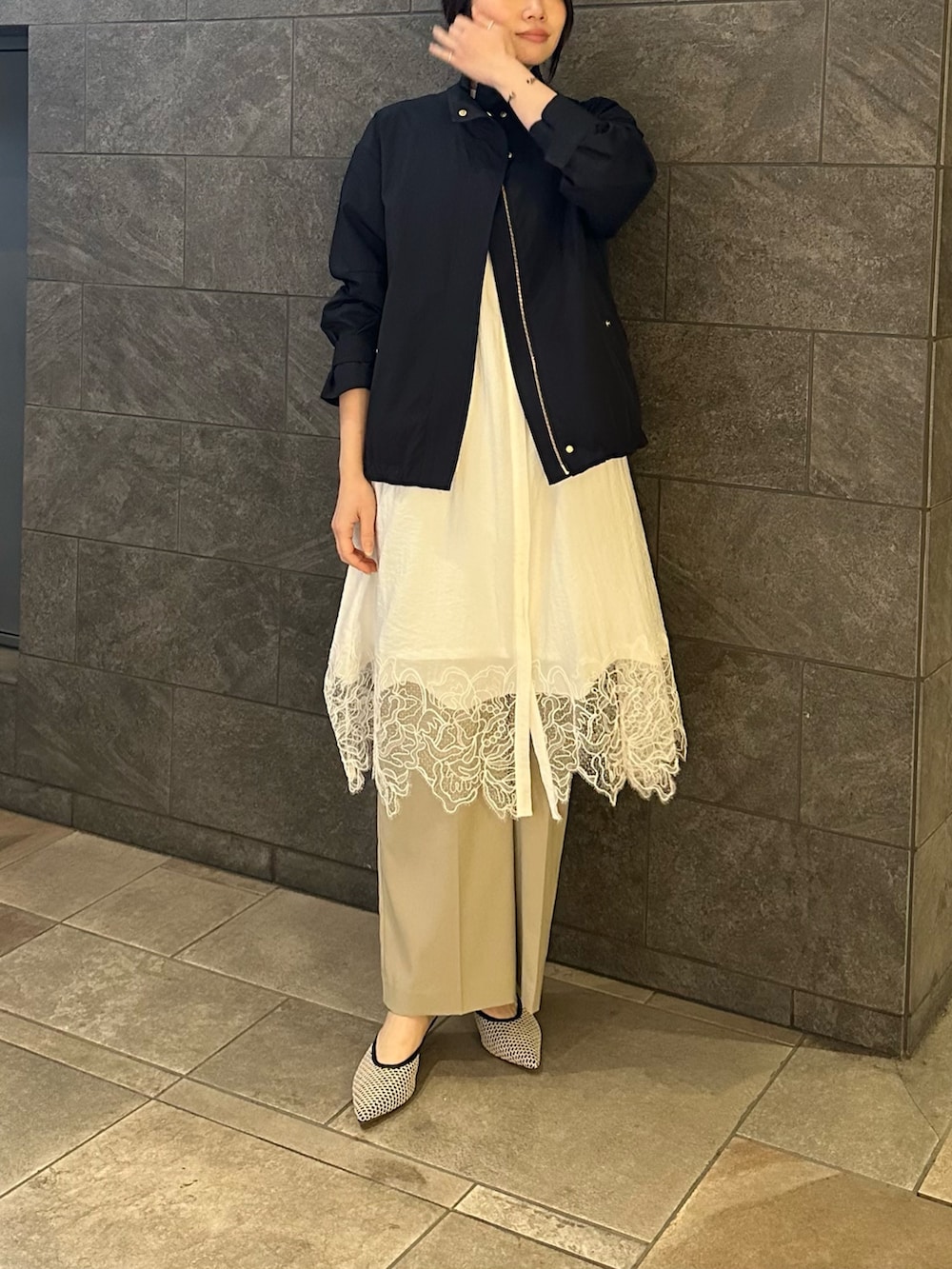 ホワイト系のワンピース、ベージュ系のその他パンツ、ブルー系のその他アウターを着用したレディースの春コーディネートの2枚目の写真