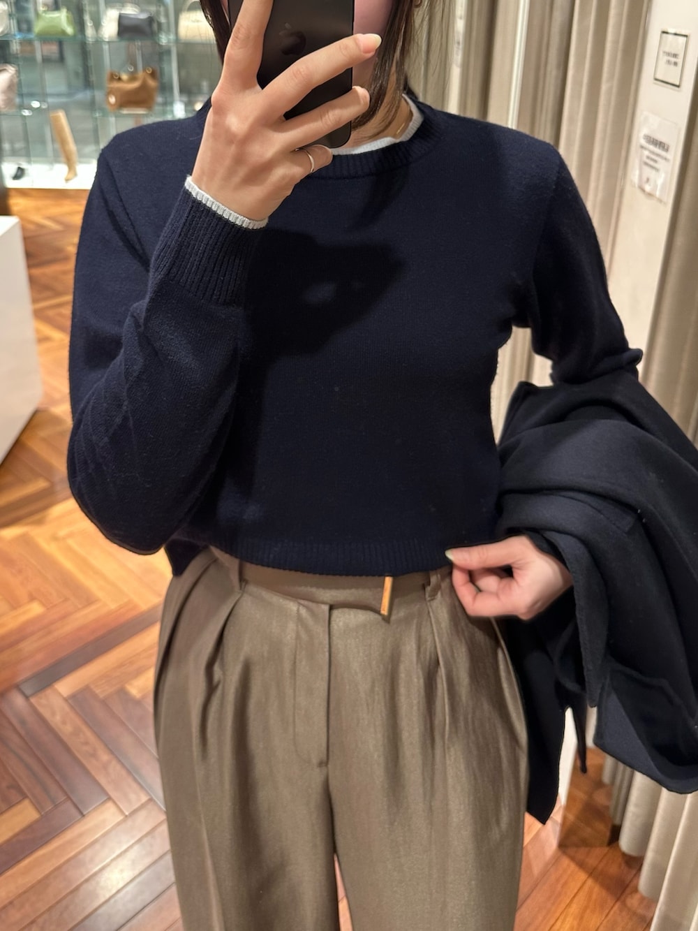 ブルー系のニット/セーター、ブラウン系のその他パンツ、ブルー系のその他アウターを着用したレディースの冬コーディネートの5枚目の写真