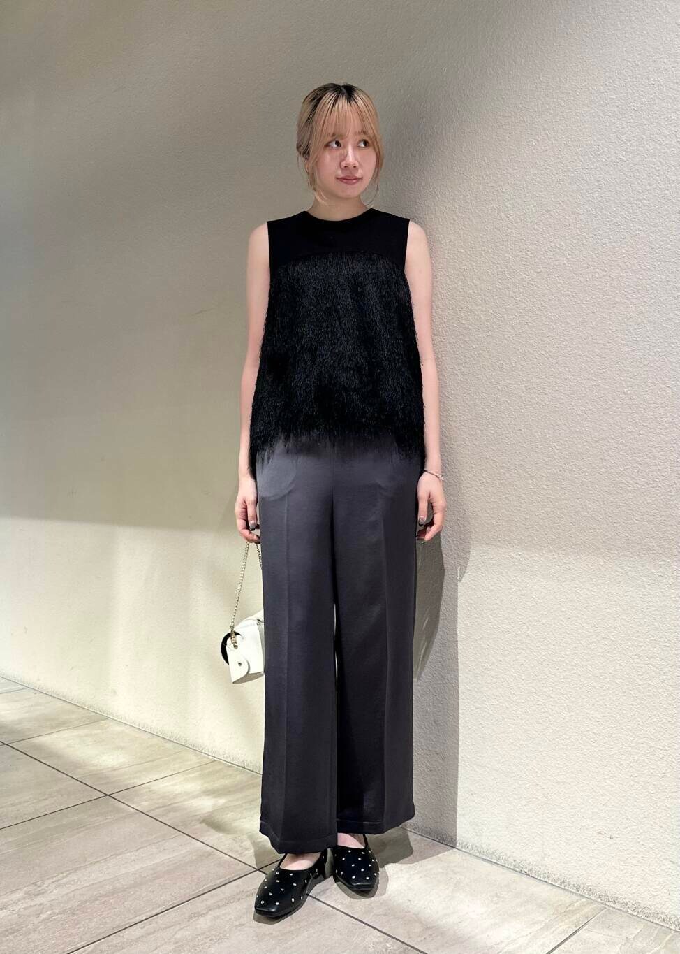 ホワイト系のショルダーバッグ、ブラック系のパンプス、グレー系のその他パンツを着用したレディースの秋コーディネートの2枚目の写真