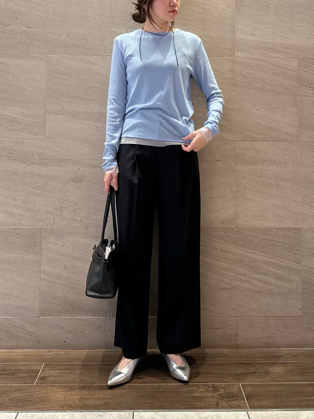 ブルー系のその他パンツ、シルバー系のパンプス、ブルー系のTシャツ/カットソーを着用したレディースの秋コーディネートの3枚目の写真