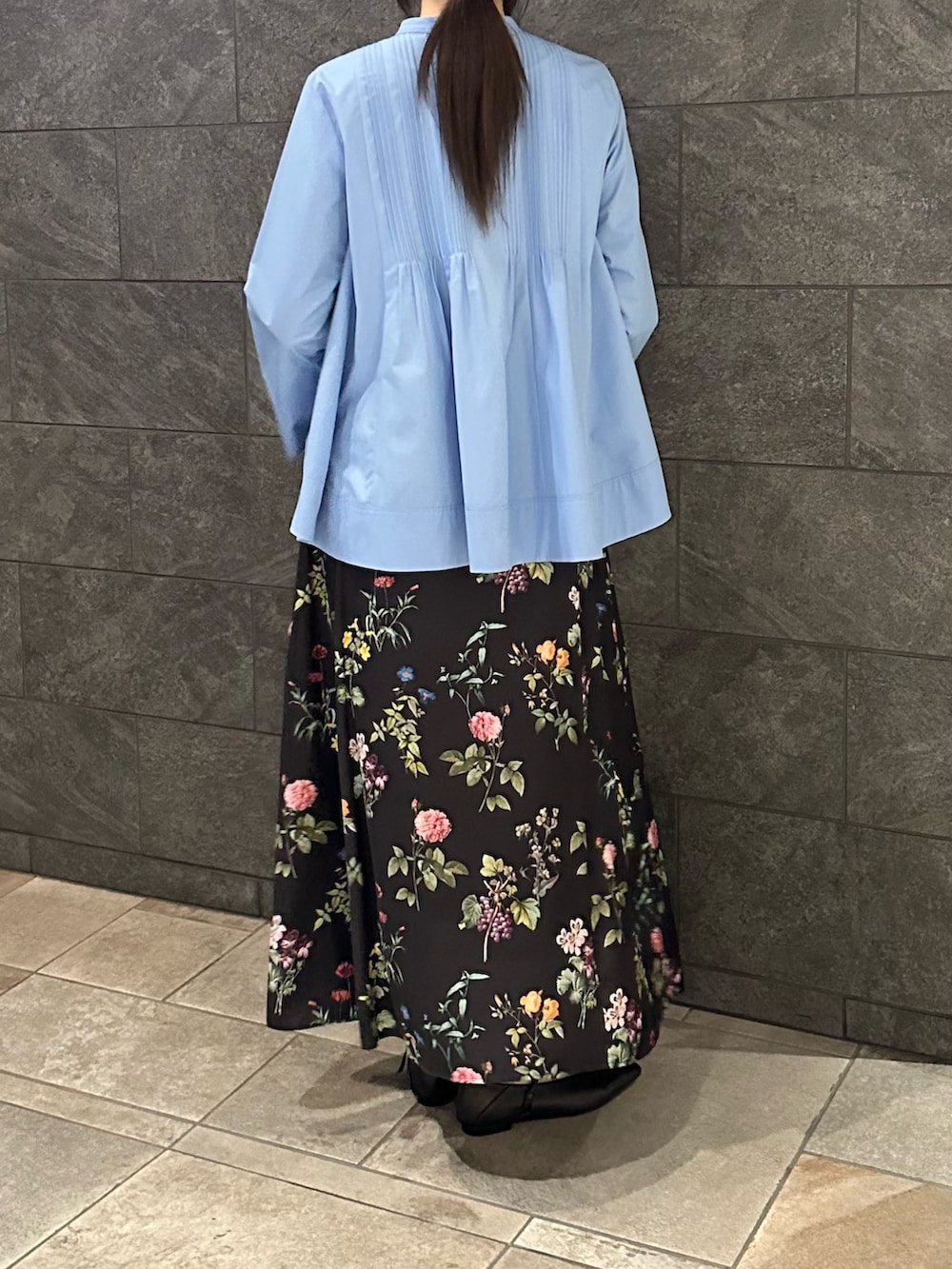 ブルー系のシャツ/ブラウス、ブラック系のスカート、ブラック系のその他シューズを着用したレディースの冬コーディネートの4枚目の写真